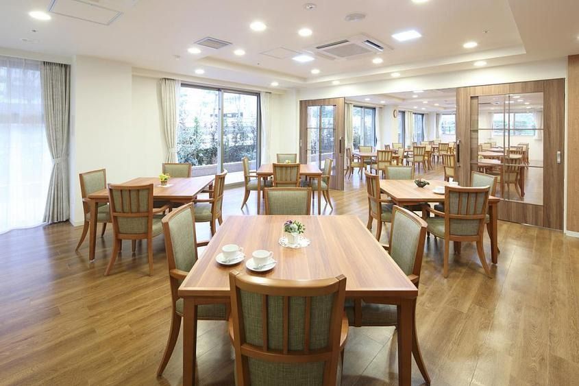 浴室には介護浴槽が設置されている。入居者様は椅子に座り専用の浴槽に移動することにより、入浴することができる。