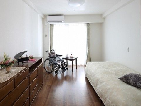 落ち着きのある色合いのフローリングで、ゆったりとくつろげる室内。大きな窓からは、たくさんの光が差し込む。
