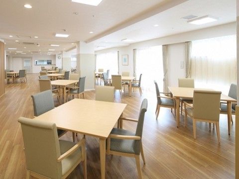 明るい色合いの家具で統一されたダイニングルーム。たくさんの窓から光が差し込み、楽しいひと時を演出してくれる。