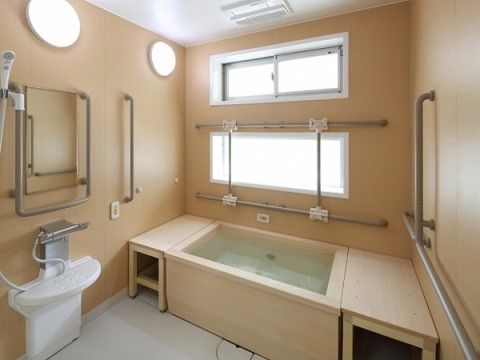 広めの洗い場や、香りに癒される檜風呂。手すりもあるので移動もスムーズに行える。また、窓も付いており明るい空間である。
