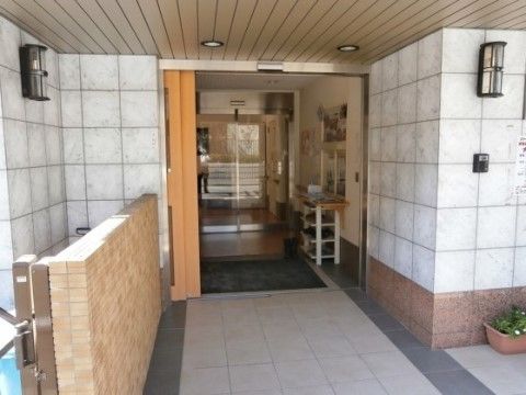アイランド福島のエントランス。明るくきれい、オートセキュリティーシステムを採用した安心の玄関です。