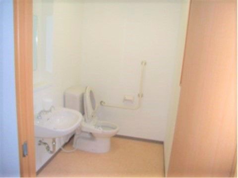 アイランド福島の居室内トイレ。お一人でのご使用も楽にできる設計となっておりますので、毎日快適にお使いいただけます。