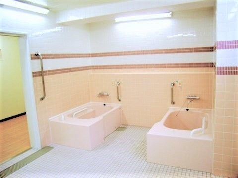 アイランド福島の浴室。スタッフの介助付きの入浴となっております。日々の入浴が楽に行なえます。