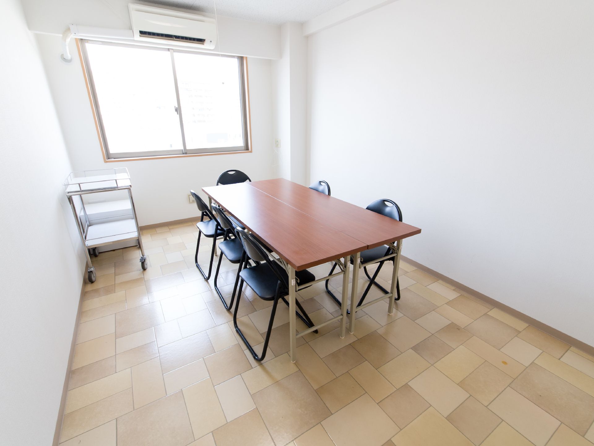 明るい広々とした個室には、会議用テーブルとパイプ椅子が6脚完備されている。スタッフに相談ごとがある時に利用可能。