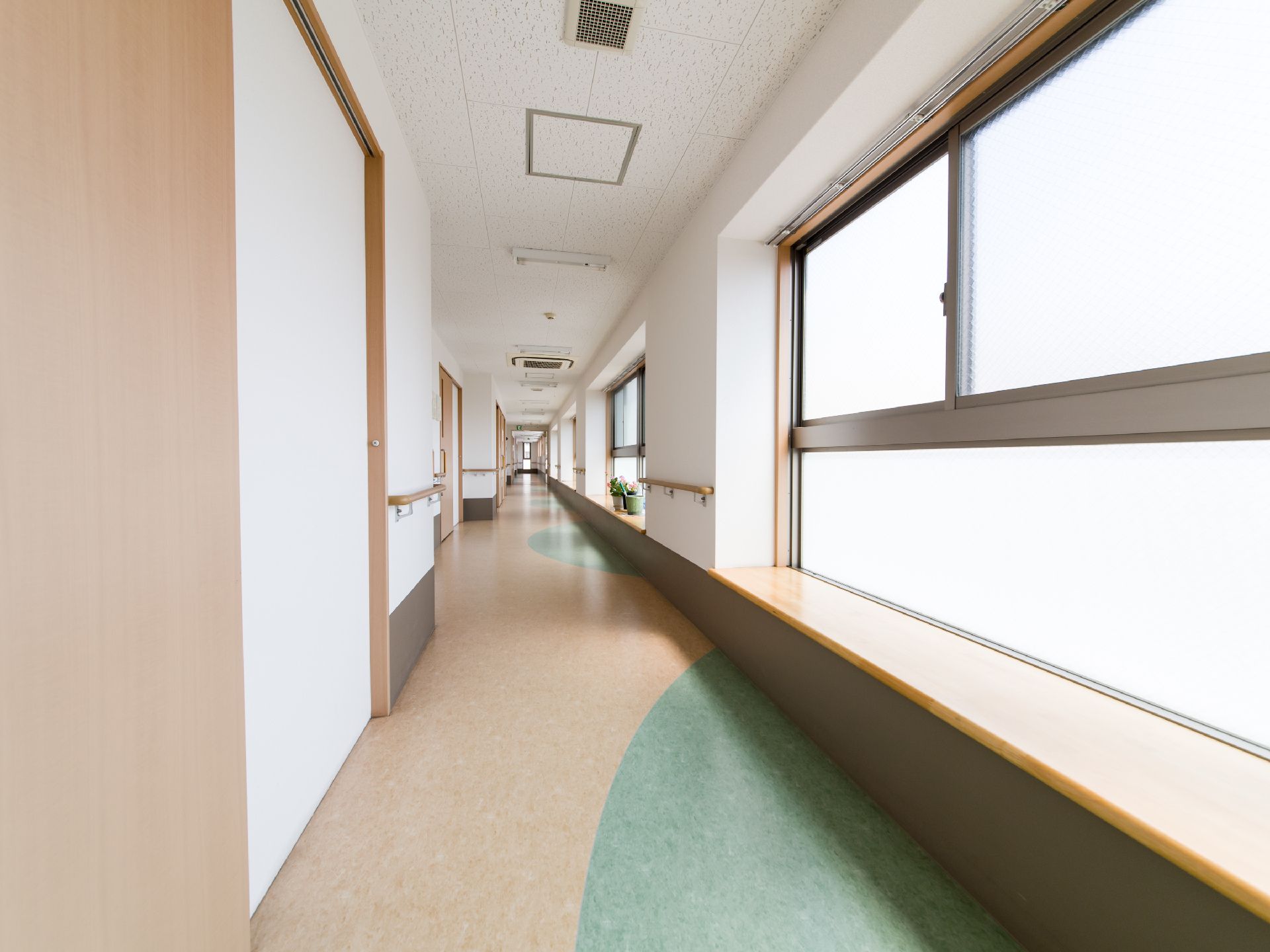 廊下を挟んで居室の向かい側は窓なので日差しが射し込み明るい。出窓になっているので腰かけることができる。