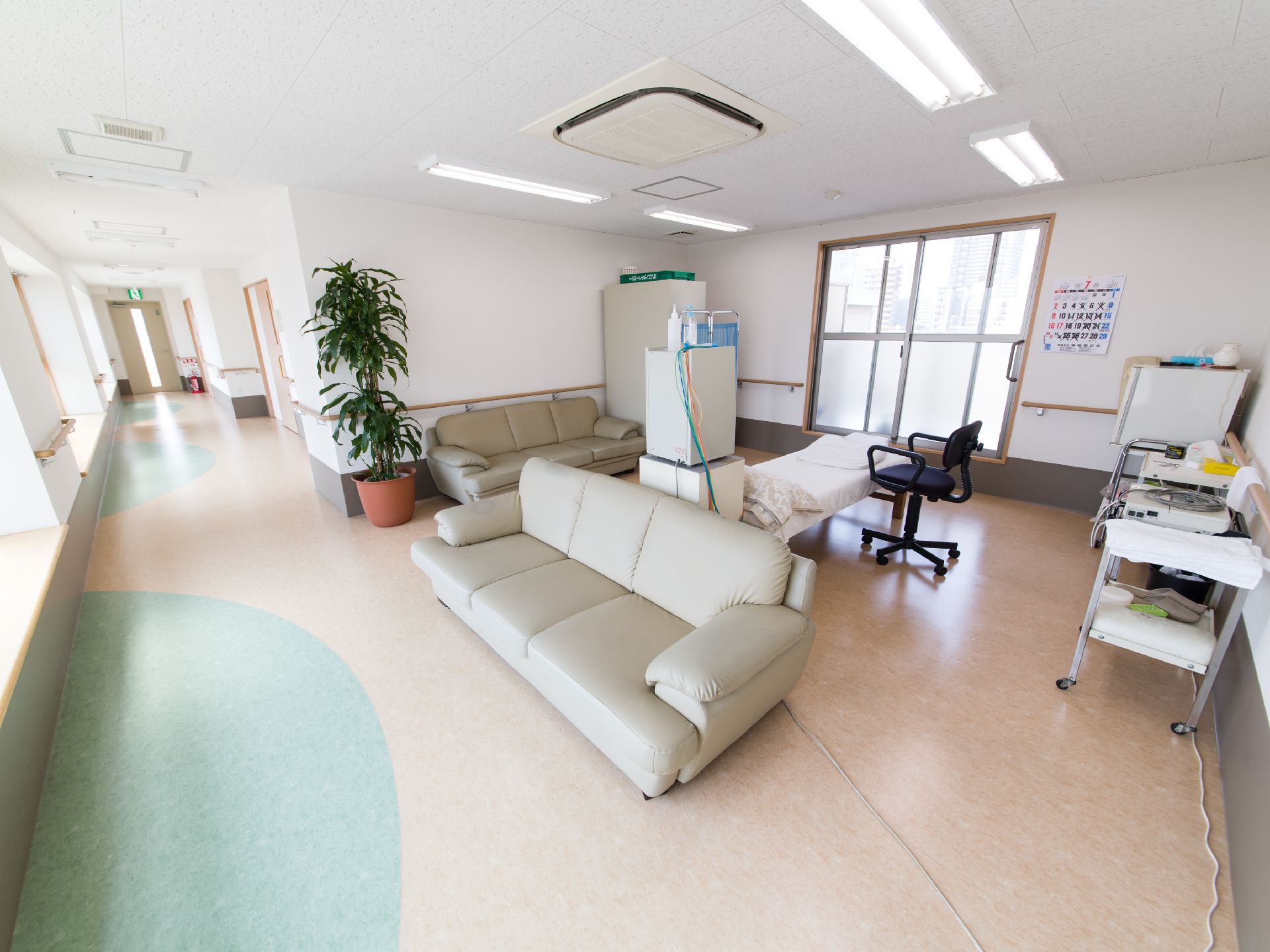 廊下の一角が診療室になっている。また、3人掛けのソファの完備で順番を待つ時や休憩するに利用できて便利。