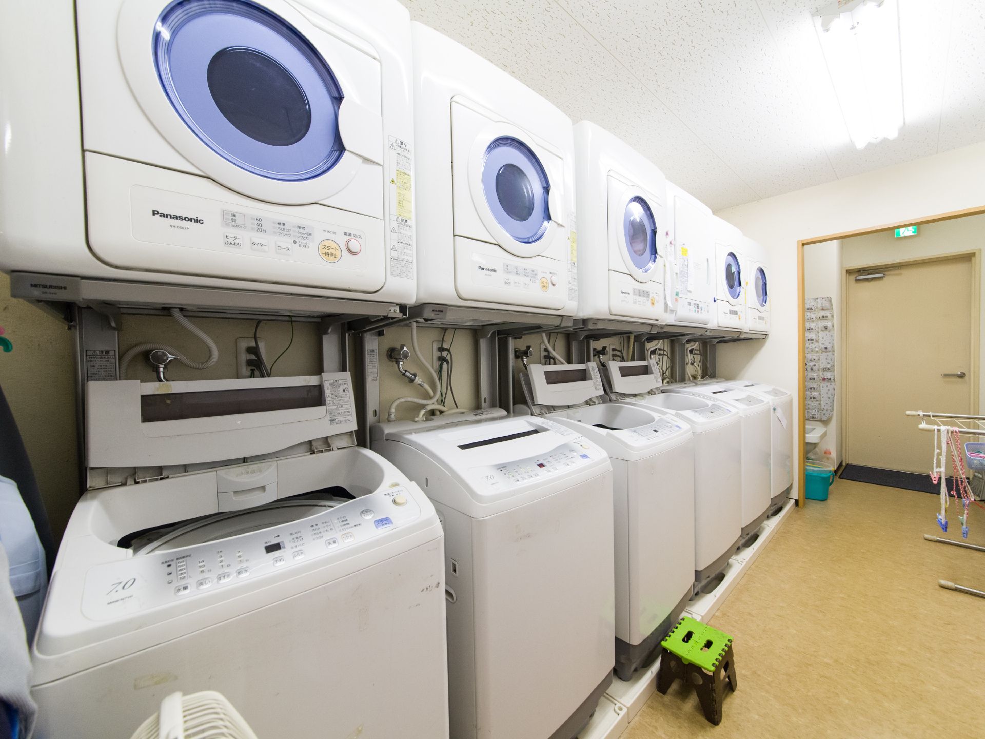最新式の全自動洗濯機と乾燥機がそれぞれ6台ずつ完備されている。使いやすいように1列にレイアウトされている。