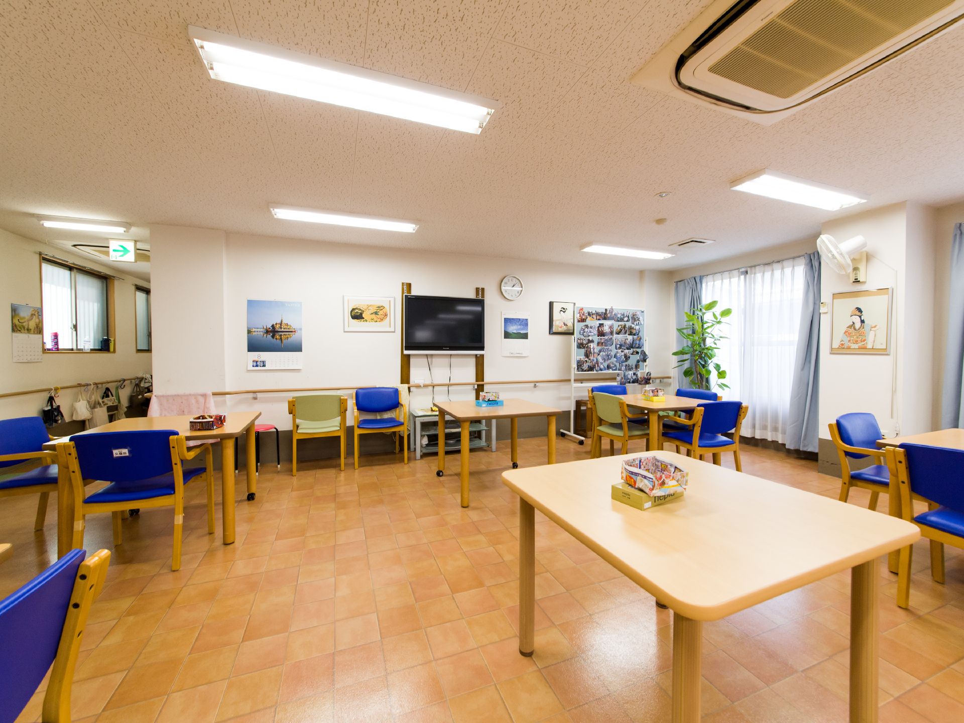 白を基調とした明るい空間には手すりが完備されているので、足の不自由な方でも安心して歩行ができる。大型液晶テレビも完備。