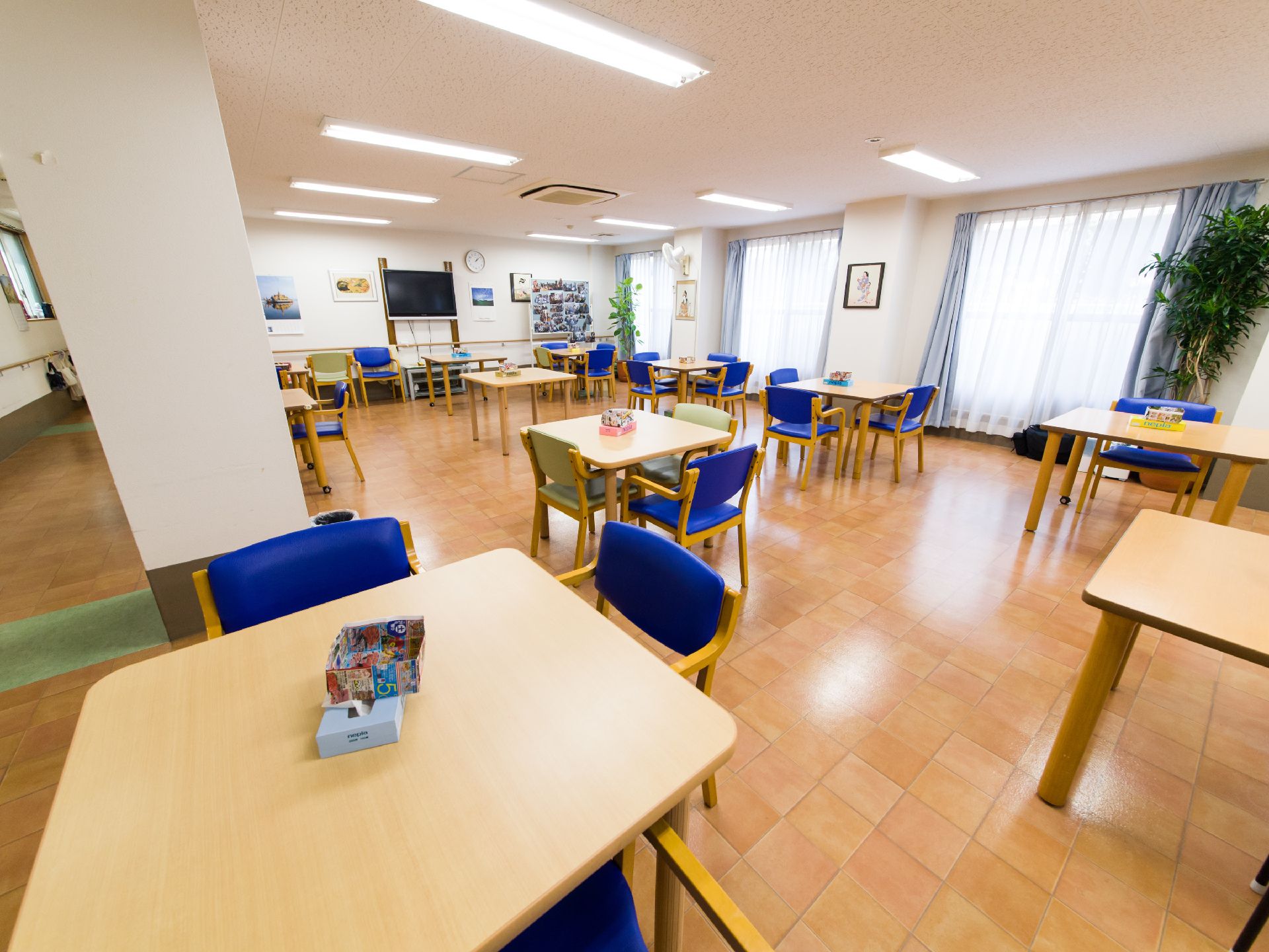 広々とした明るい食堂は車椅子で乗り入れても十分なスペースがある。また、冷暖房の完備で快適に食事ができる。