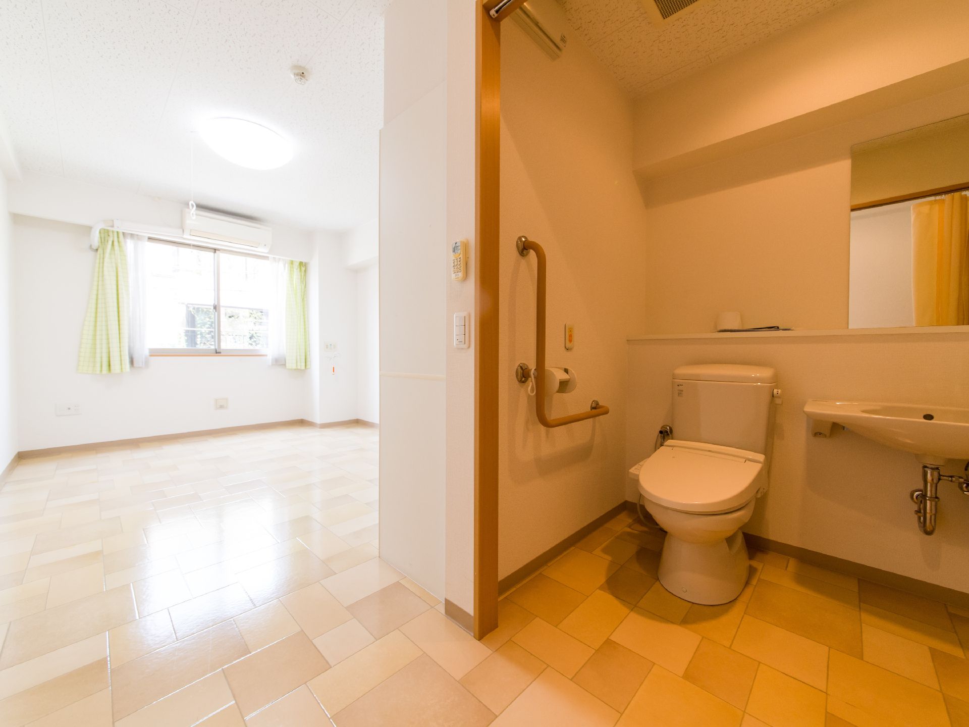 各居室にはトイレが完備されている。温水洗浄便座なので、操作が簡単で覚えやすく、冬は便座が温かく快適。