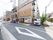 6階建てのモダンな建物。周りにはマンションなどが建ち並ぶ住宅街。メイン道路に面しているので車での来所が便利。