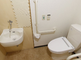 介護施設の明るいトイレの様子