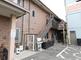 介護施設の外観と駐車場