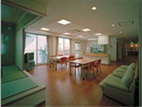 グループホーム上野芝のロビー。緊急時にも迅速な対応が出来るように常時スタッフがこちらに待機しております。