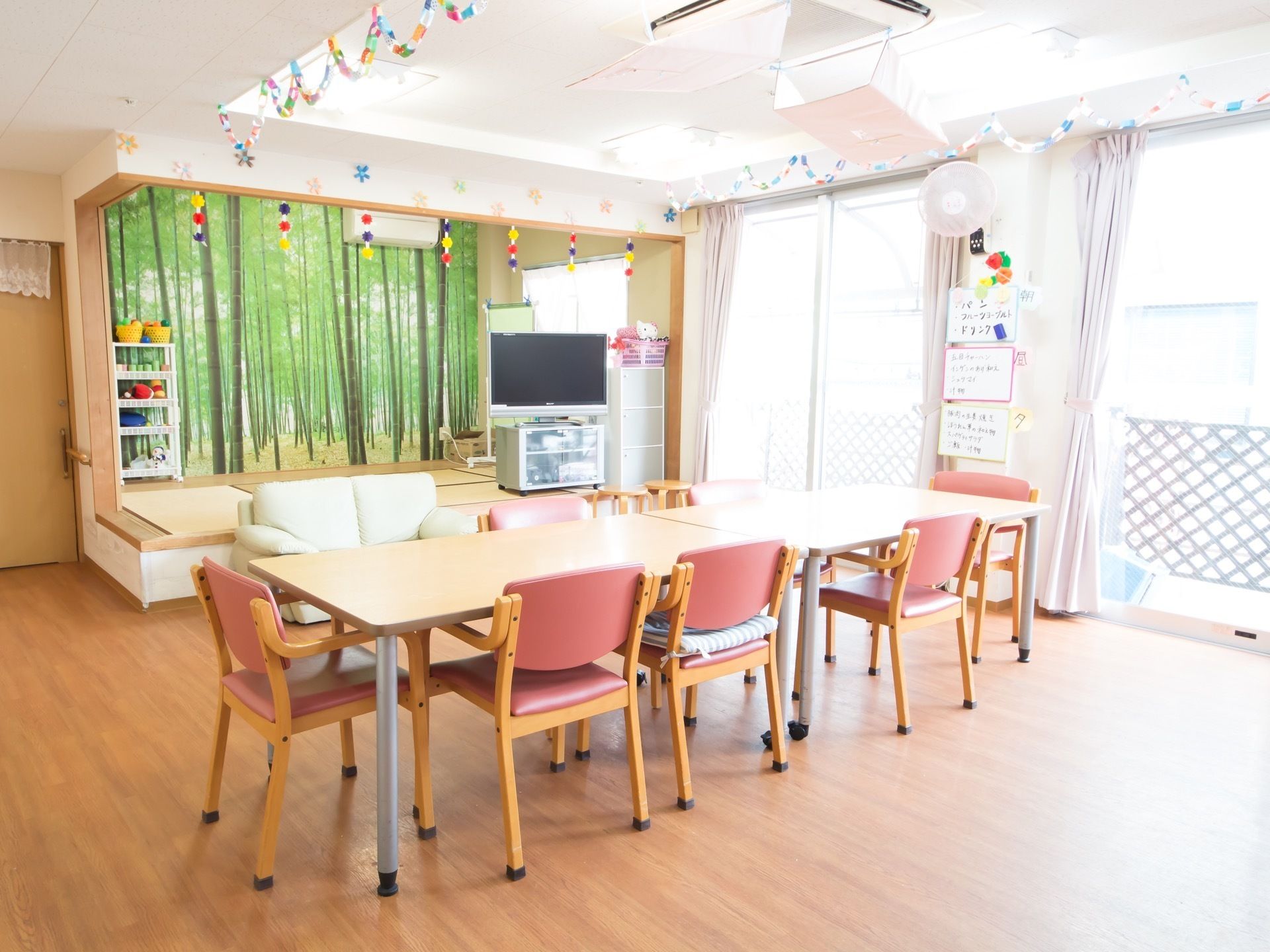 広々とした掃き出し窓が備えつけられている。自然光が、部屋に降りそそいでいる。畳の小上がりスペースも完備。