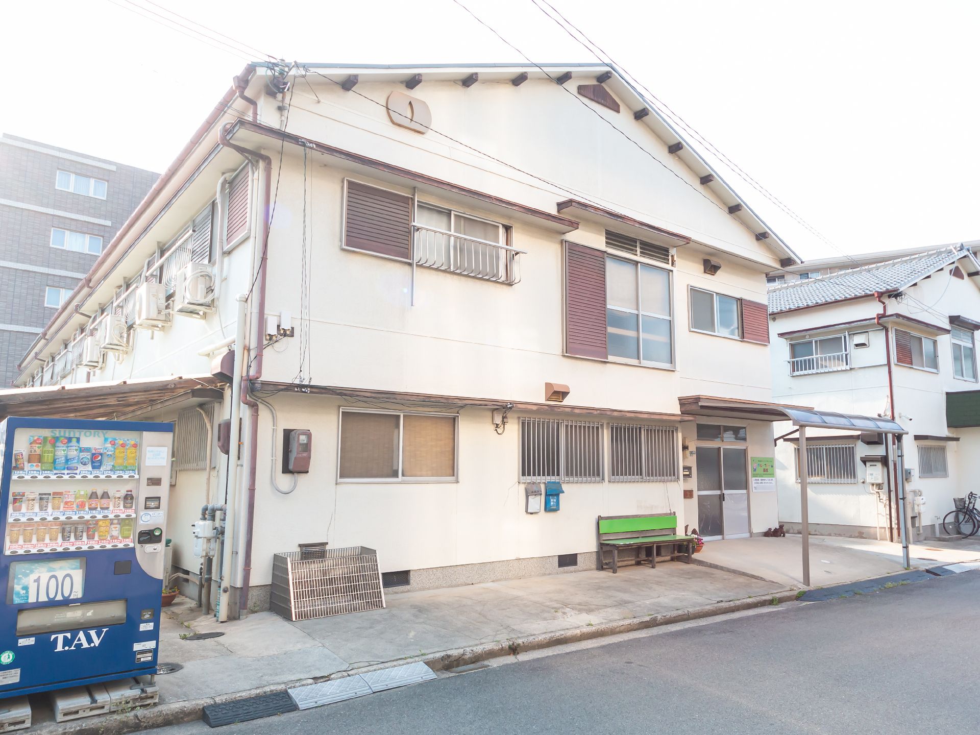 二種類の肌色の外装でおおわれている介護施設の外観