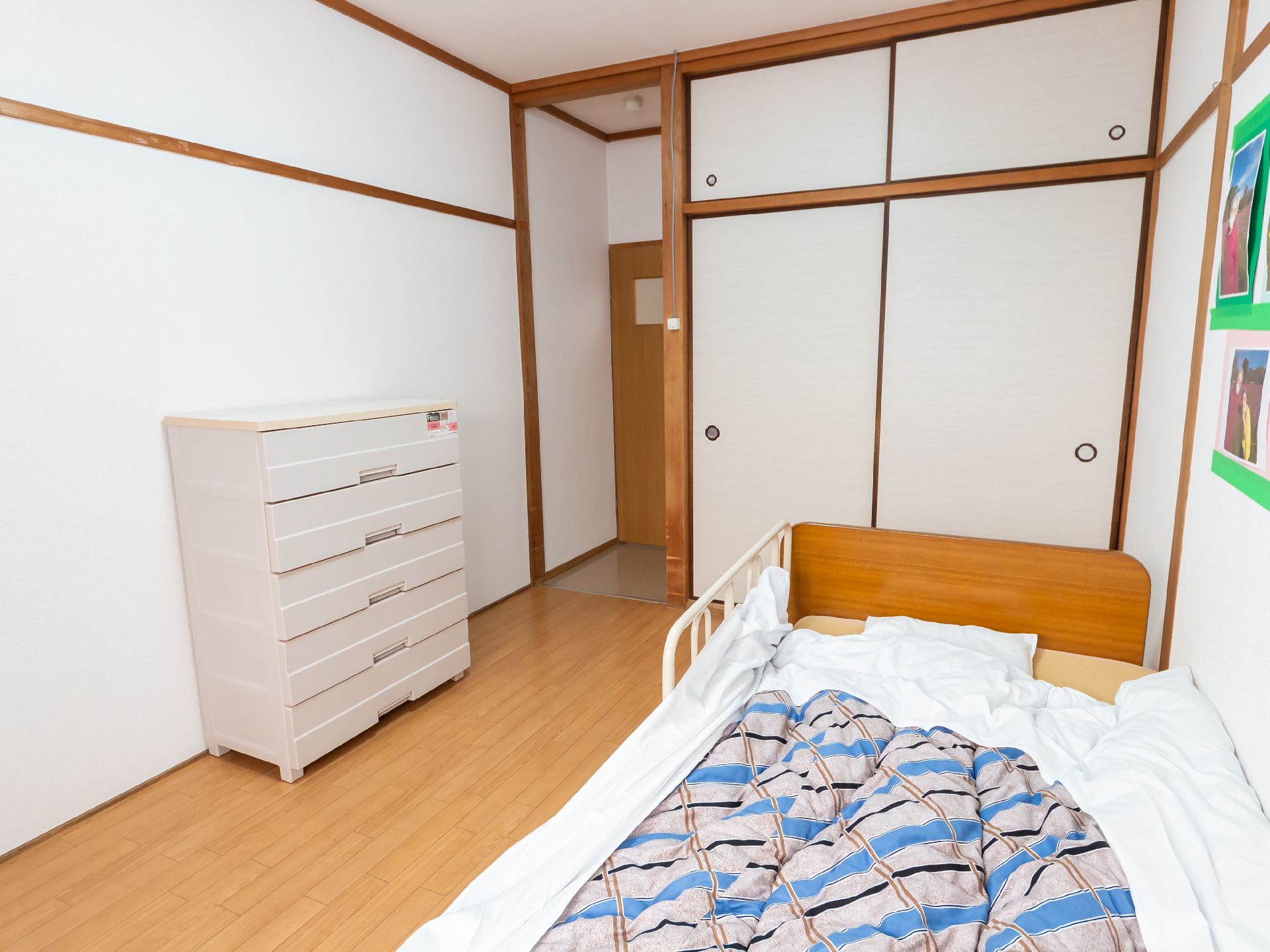 介護ベッドが設置された、引き戸となっている居室