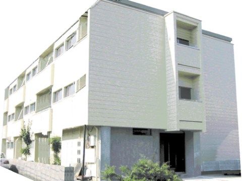 グループホーム豊中末広の外観。大きくしっかりとした外観の当施設は完全バリアフリーとなっております。