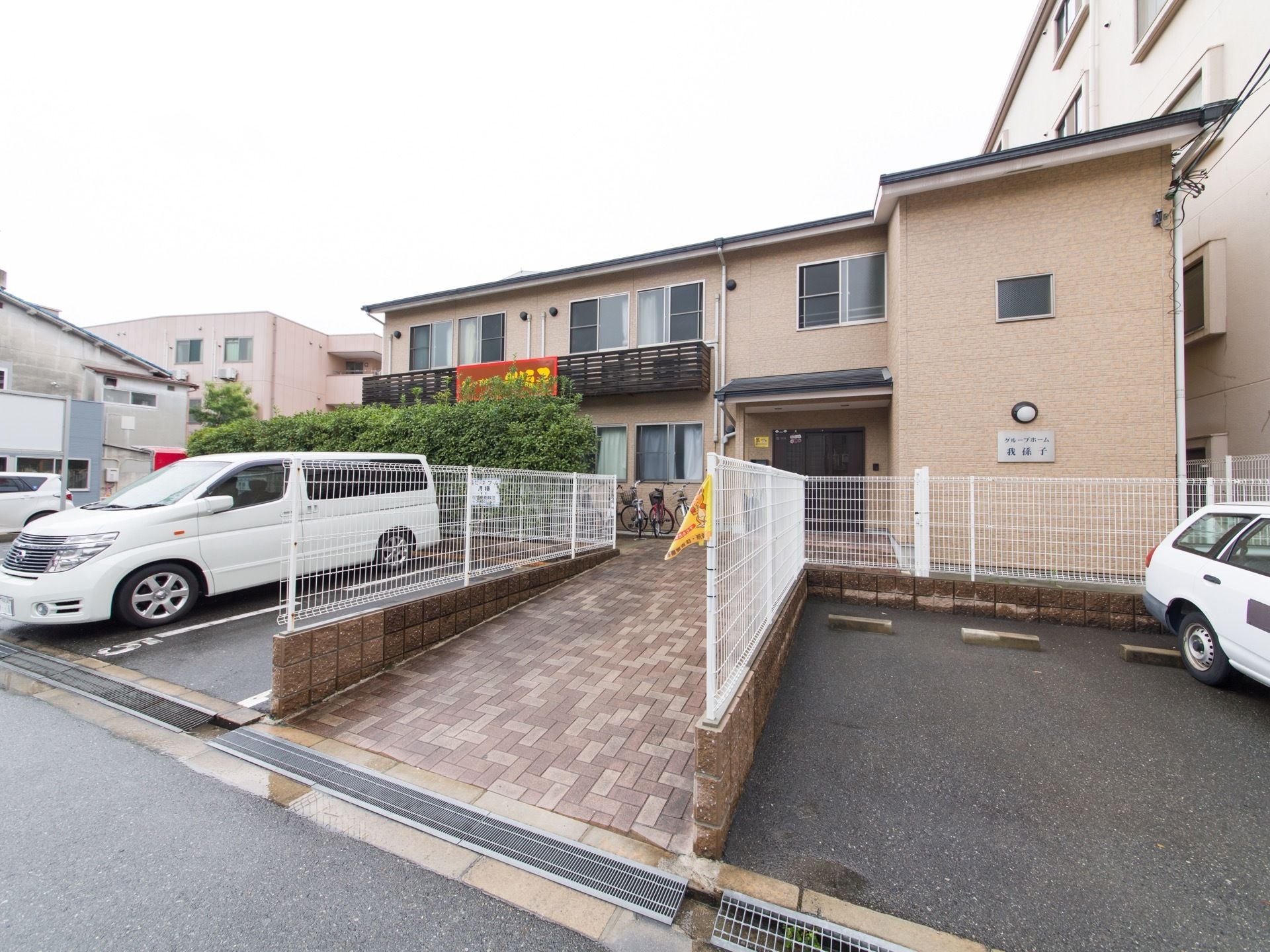 木造２階建ての施設である。玄関アプローチは、レンガ調のタイルが敷かれたスロープになっている。建物前に駐車場がある。