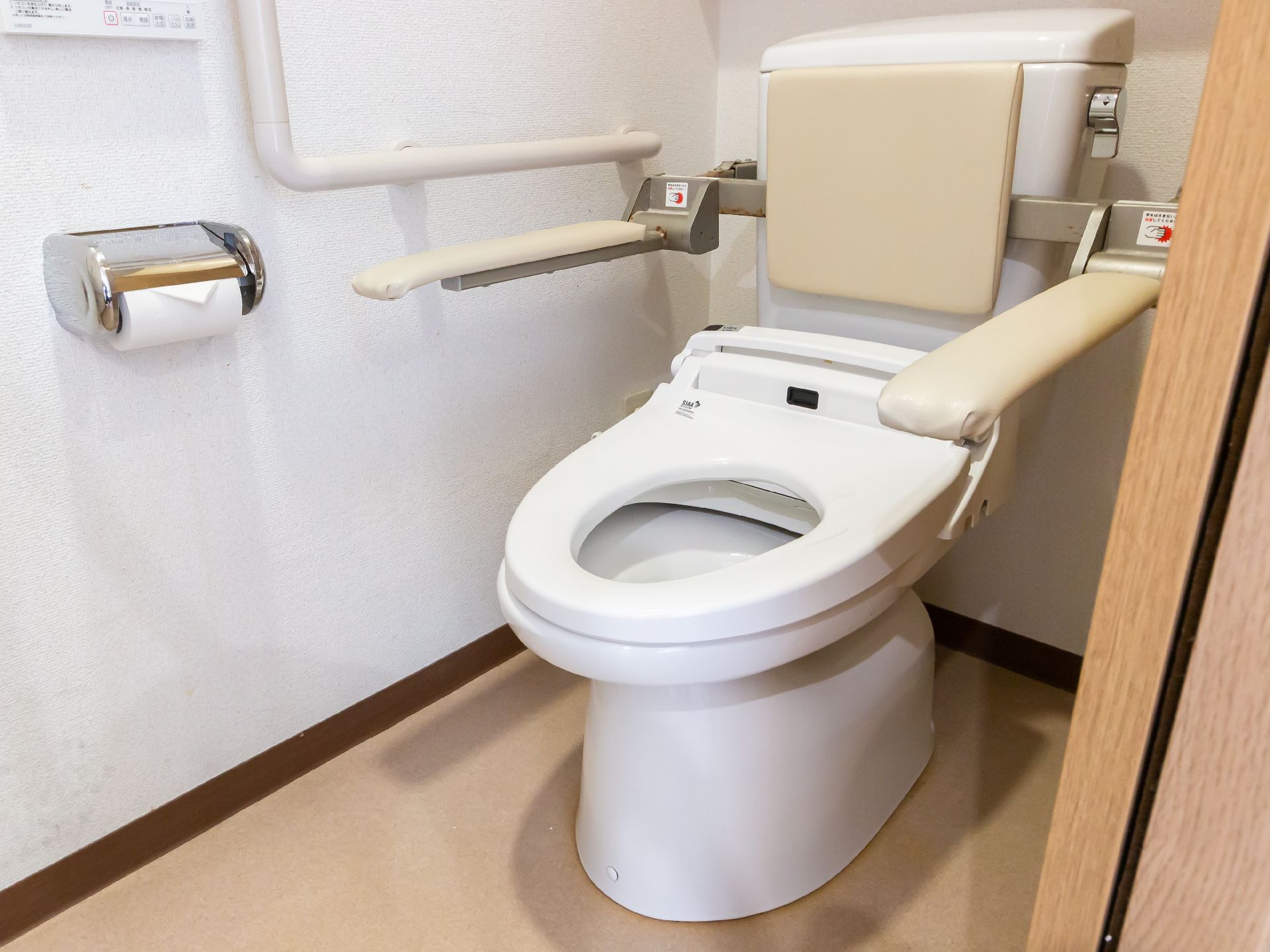 手すりが取り付けられ、便座に座る・便座から立つの動作がしやすいトイレ