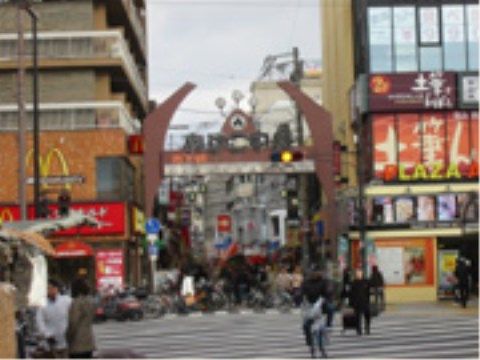 「有料老人ホーム我孫子」の周辺施設。飲食、小売のお店が立ち並ぶので、下町あふれる雰囲気。