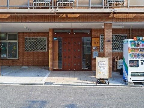 「有料老人ホーム我孫子」のエントランス。ベージュのタイルが、施設の入りやすさを表している。