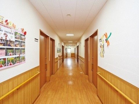「有料老人ホーム我孫子」の廊下。フローリングと白色の壁紙が、目に優しく視認しやすい。