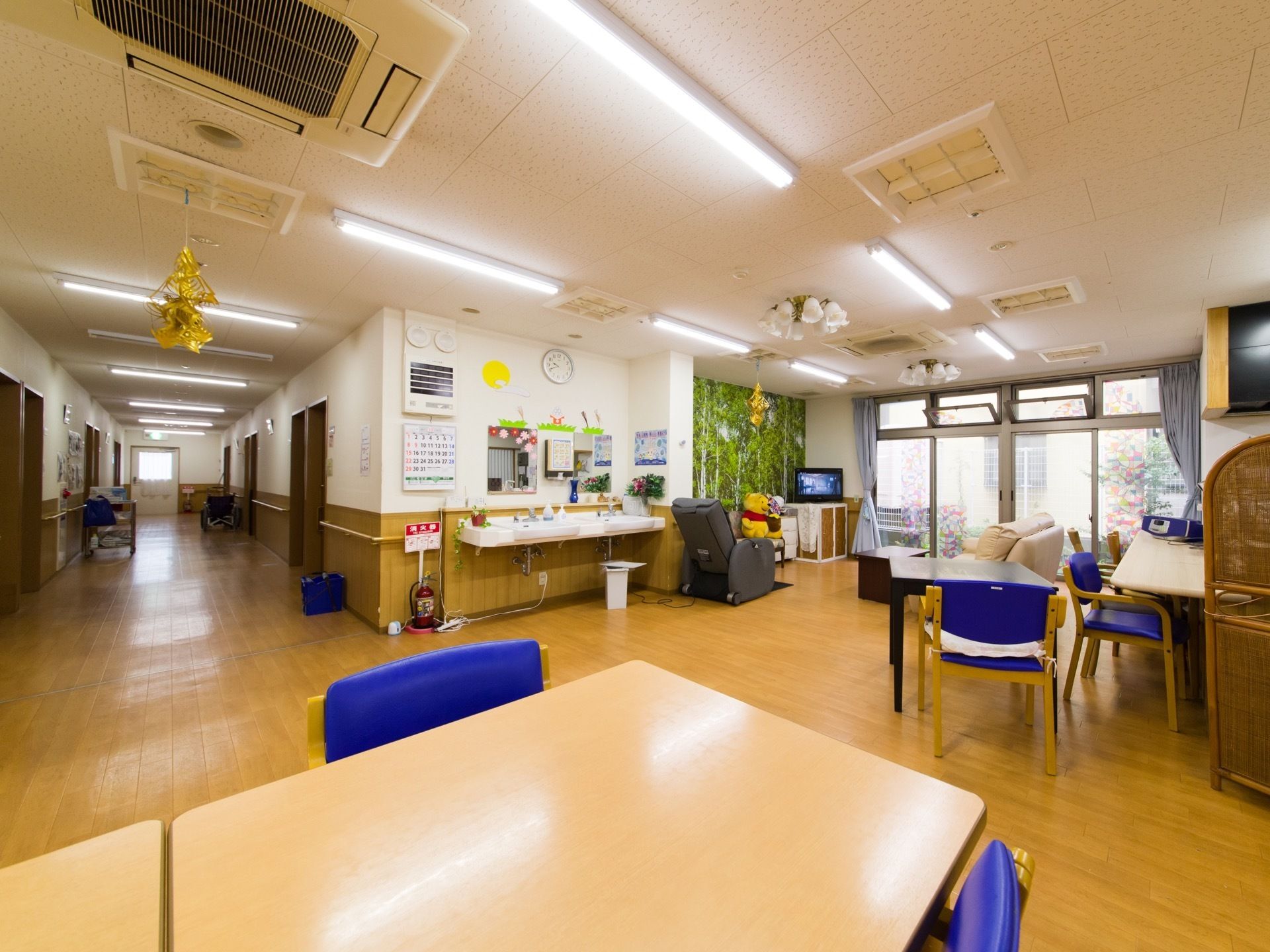 テーブルとイスがいくつかある。手洗いスペースがある。マッサージチェアが設置されている。テレビを鑑賞する事ができる。