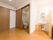 白い壁面と木目調の床の内装の部屋である。トイレは引き戸になっており、その横には手洗いスペースがある。