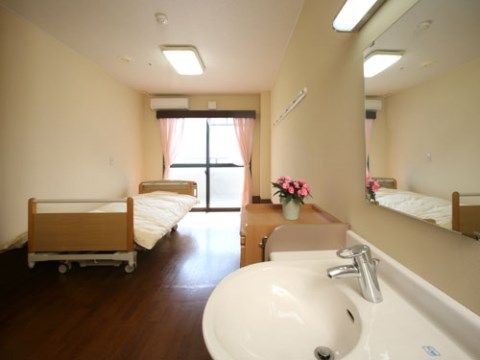 「湖郷の彩風 彦根」の居室。電動リクライニングに対応したベッドを設置している。