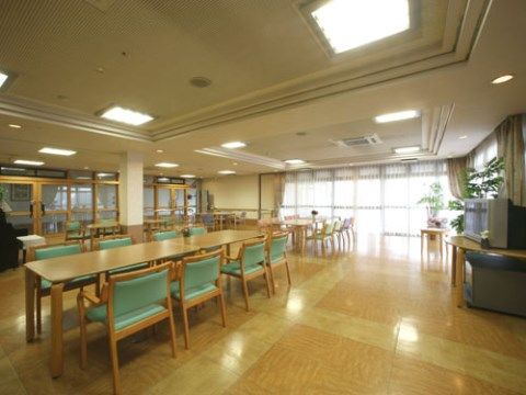 「湖郷の彩風 彦根」の食堂兼多目的ホール。イベントやレクリエーションを行う際は、テーブルの位置を変更する。