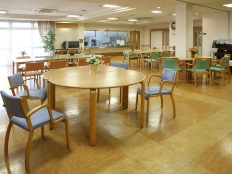 「湖郷の彩風 彦根」の談話室。円で囲むような形で、向かい合って入居者様方とお話ができる。