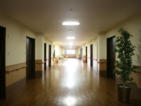 「湖郷の彩風 彦根」の廊下。フラットな床に、左右に介助手すりを設けている。