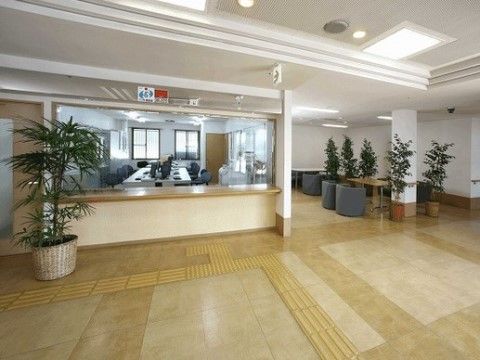 「湖郷の彩風 彦根」のフロント。広々としたホールは、視覚の悪い方に点字ブロックを敷いている。