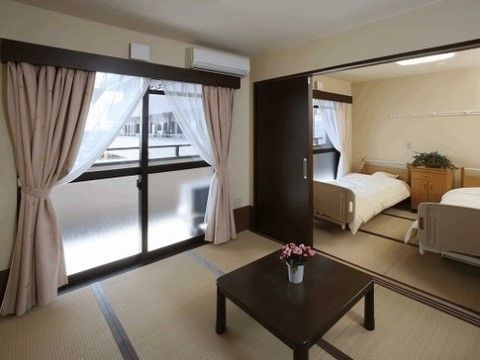 「湖郷の彩風 彦根」の居室。全居室には、ベランダが設けられ、お外の景色や日光が注ぎ込まれる。