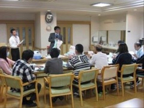 「湖郷の彩風 彦根」の創作イベント。入居者様が講師の方の前に座って受けている。