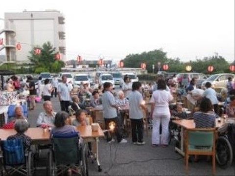 「湖郷の彩風 彦根」の夏祭り。美味しい料理も用意した、楽しい夏祭りにしている。