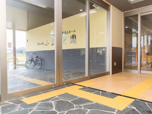 玄関とリビングダイニング