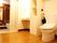 白と茶色でまとめられた落ち着いた雰囲気のトイレである。バリアフリーの床で安心。隅々まで掃除が行き届いていて清潔である。