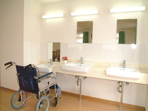 「シルバーピュア十和田」の洗面コーナー。風邪対策に洗面器周りに、消毒液や洗浄剤を置いている。