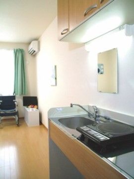 「シルバーピュア十和田」の居室・キッチン。小腹が空いた際に、食材とフライパンで簡単に料理ができる。