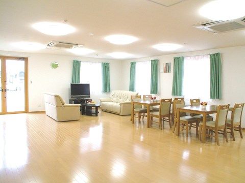 「シルバーピュア久慈」の洗面コーナー。共用洗面台は、洗浄剤や消毒液を置いて、風予防を行っている。