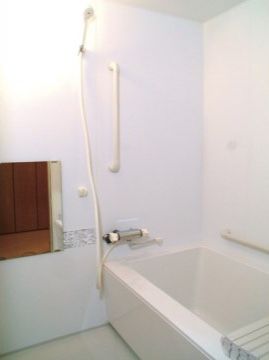 シルバーピュア由利本荘のトイレ。車いすのままごお使いいただける、バリアフリー設計のトイレとなっております。