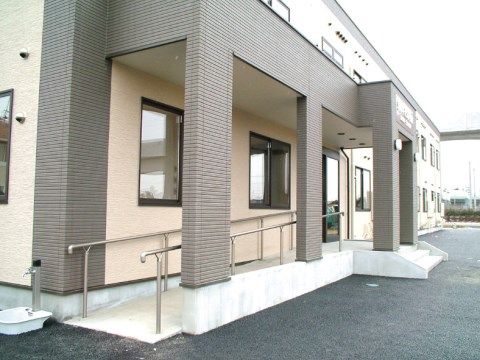 シルバーピュア秋田のエントランス。バリアフリー設計を施した施設設計となっており、車いすでのご利用が簡単にできます。
