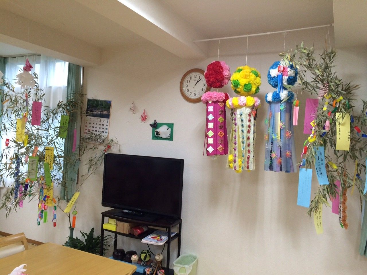 飾り付けられた明るいリビング