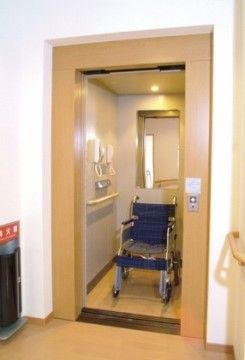 車椅子対応の広い扉の洗面所