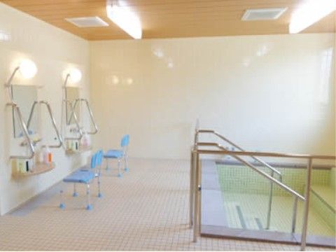 洗い場は2か所ありゆっくりと使用できる。浴槽は広々としており、手すり付きの階段があるので楽に昇り降りができる。