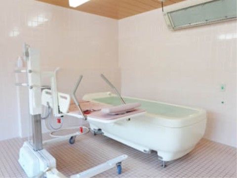 ヒーターのついた暖かい浴室なので、快適な室温である。介護度の高い方でもゆっくりと入浴できる設備がある。