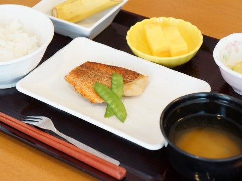 施設で提供されている食事は栄養豊富であることはもちろんのこと、さまざまな食材を使って、彩りも華やかに盛り付けられている。