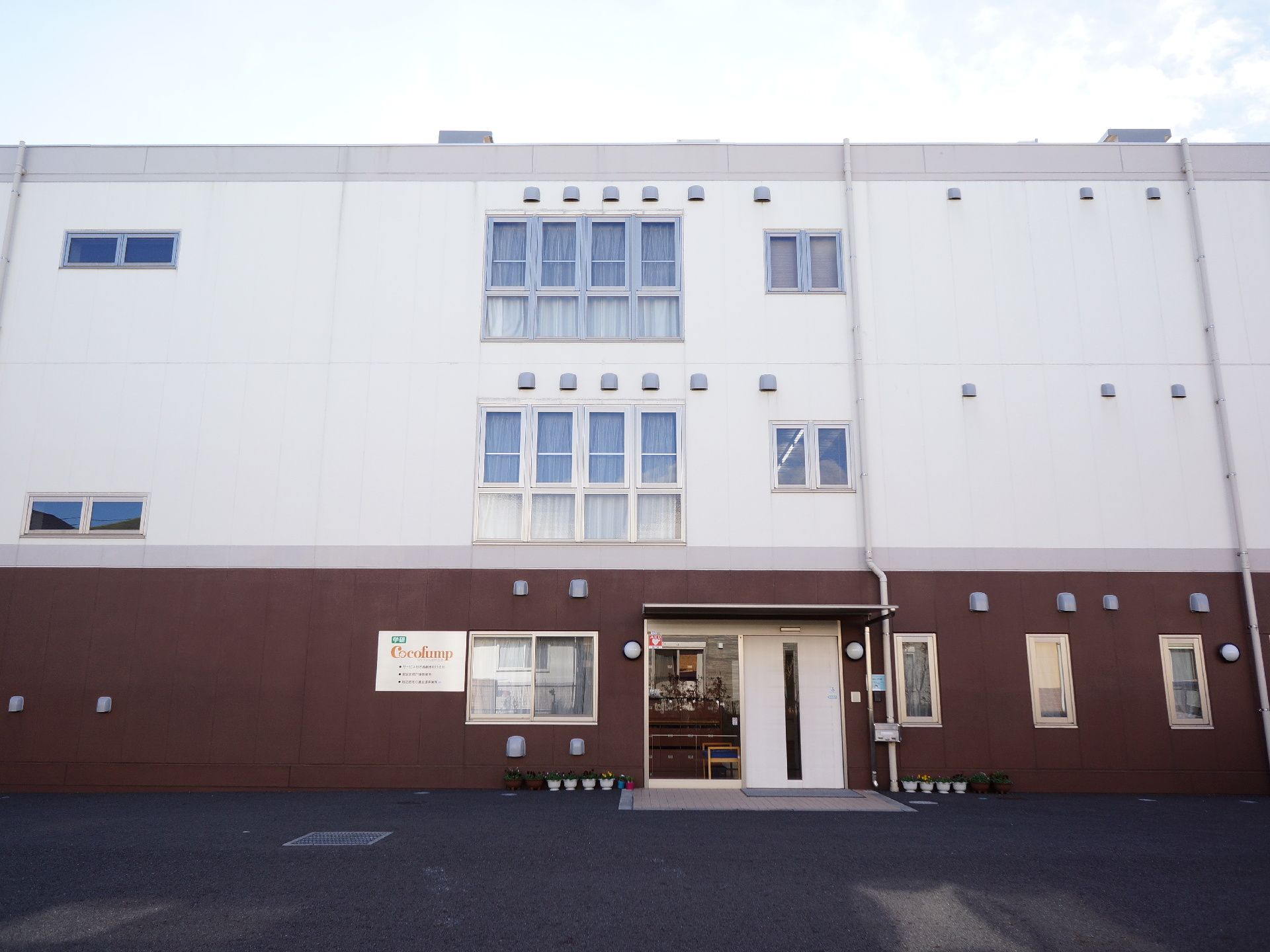 高齢者のための居住施設で、建物は3階建てとなっている。また玄関前にはクルマから乗り降りするための、広々としたスペースがある。